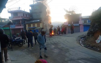 बैतडी सदरमुकाममा टायर बालेर बन्दकर्ताले गरे प्रर्दशन 